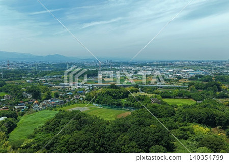 空拍照片顯示了神奈川縣藤澤市的郊區鄉村景觀和城區。 空拍照片顯示了神奈川縣藤澤市的郊區鄉村景觀和城區。 140354799