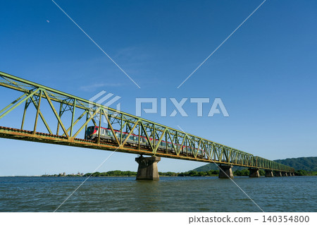 特快列車「渦潮」運行於德島縣高德線上的佐古站和吉成站之間，途經吉野川大橋。 140354800