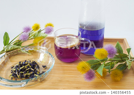 Butterfly pea tea that changes color with lemon. Butterfly pea tea that changes color with lemon. 140356455