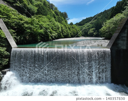 [Aerial view] The upper reaches of the Iya River, where the Iya blue waters are beautiful (Tokushima Prefecture) 140357830