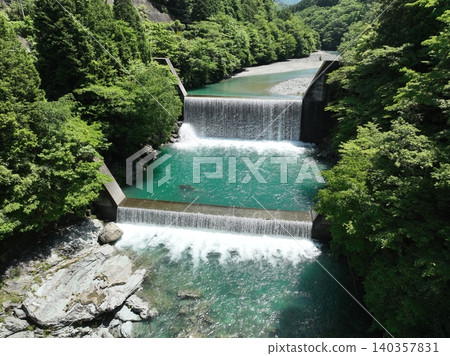 [Aerial view] The upper reaches of the Iya River, where the Iya blue waters are beautiful (Tokushima Prefecture) 140357831