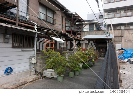 An old cultural house with wooden verandas and corrugated iron walls that strongly retains the atmosphere of the Showa era. An old cultural house with wooden verandas and corrugated iron walls that strongly retains the atmosphere of the Showa era. 140358404