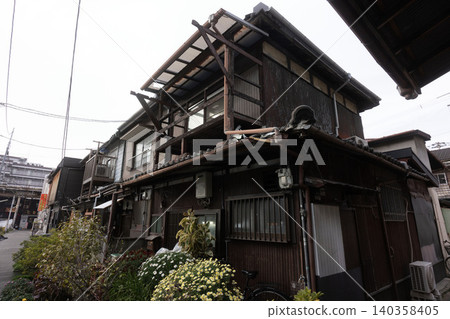 A charming alleyway that conveys the everyday life of ordinary people rooted in small plots of land. 140358405