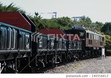 Thanks to the success of crowdfunding, the freight train pulled by EF15-198 locomotive in Yamanashi Prefecture has been restored to its beautiful state. 140358813