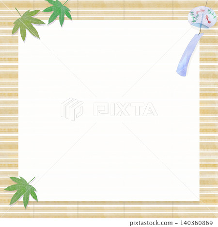金魚風鈴和夏季竹簾,背景是綠色的楓葉。 金魚風鈴和夏季竹簾,背景是綠色的楓葉。 140360869