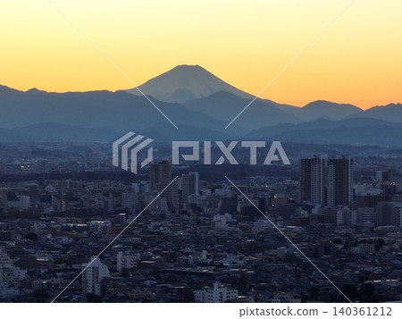<Tokyo as seen through a bird's-eye view> The cityscape of western Tokyo and the view of Mt. Fuji below. <Tokyo as seen through a bird's-eye view> The cityscape of western Tokyo and the view of Mt. Fuji below. 140361212
