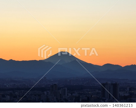 <Bird's-eye view of Suginami> The Tanzawa mountain range and Mt. Fuji bathed in the setting sun. <Bird's-eye view of Suginami> The Tanzawa mountain range and Mt. Fuji bathed in the setting sun. 140361213