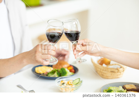 家庭聚會:舉手祝酒(臉部未露) 家庭聚會:舉手祝酒(臉部未露) 140361376