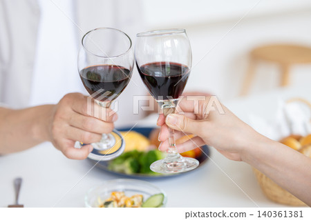 家庭聚會:舉手祝酒(臉部未露) 家庭聚會:舉手祝酒(臉部未露) 140361381