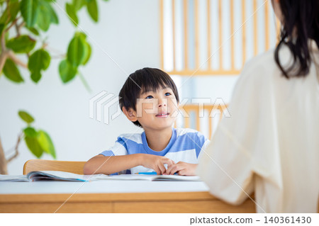 男孩在學習 男孩在學習 140361430