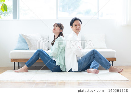 生活方式:爭吵的情侶 生活方式:爭吵的情侶 140361528