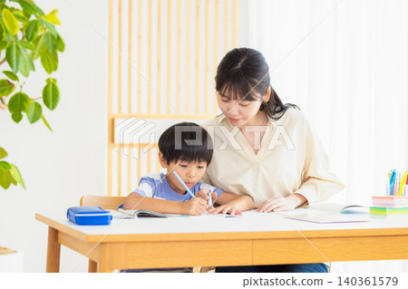 家庭:一個男孩和他的媽媽一起學習 家庭:一個男孩和他的媽媽一起學習 140361579
