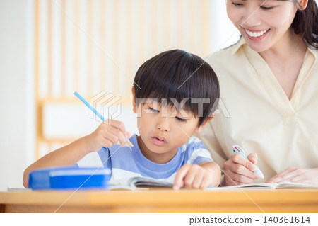 家庭:一個男孩和他的媽媽一起學習 家庭:一個男孩和他的媽媽一起學習 140361614