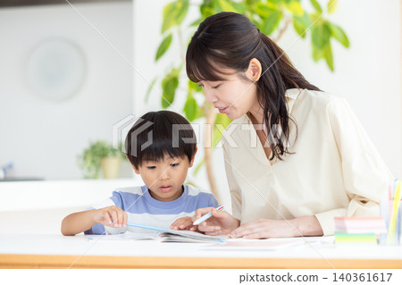 家庭:一個男孩和他的媽媽一起學習 家庭:一個男孩和他的媽媽一起學習 140361617