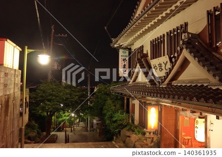 寶山寺前的聖殿通：通往寺廟的復古路線和夜晚的傳統旅館（奈良縣生駒市） 140361935