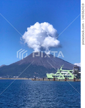 櫻島的火山爆發和藍天 櫻島的火山爆發和藍天 140362419
