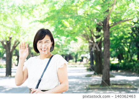 中年女性通勤上班 140362463