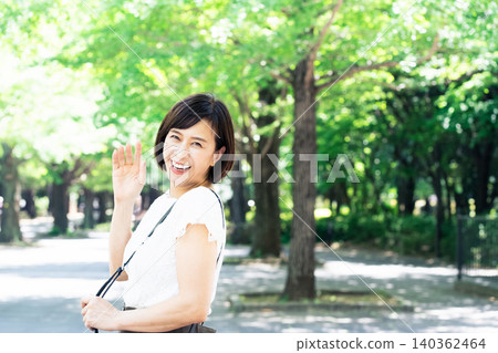 中年女性通勤上班 140362464