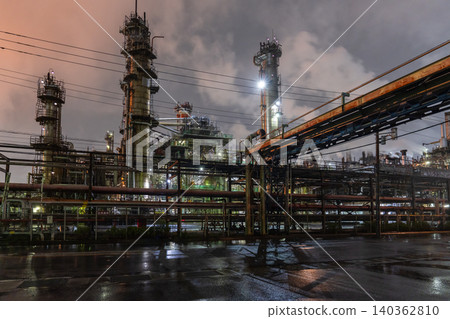 Factory night view in Ukishima-cho, Kawasaki City, in the rain 140362810