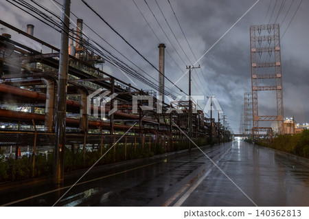 Factory night view in Ukishima-cho, Kawasaki City, in the rain 140362813