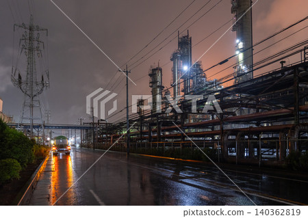 Factory night view in Ukishima-cho, Kawasaki City, in the rain Factory night view in Ukishima-cho, Kawasaki City, in the rain 140362819