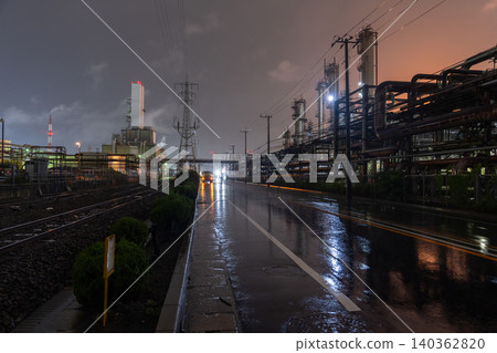 雨中的川崎市浮島町工廠夜景 雨中的川崎市浮島町工廠夜景 140362820