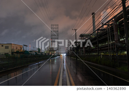 Factory night view in Ukishima-cho, Kawasaki City, in the rain Factory night view in Ukishima-cho, Kawasaki City, in the rain 140362890