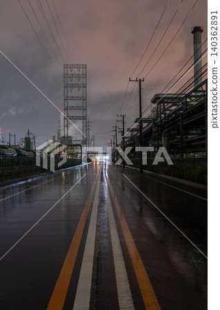 雨中的川崎市浮島町工廠夜景 雨中的川崎市浮島町工廠夜景 140362891