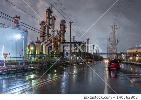 Factory night view in Ukishima-cho, Kawasaki City, in the rain Factory night view in Ukishima-cho, Kawasaki City, in the rain 140362908