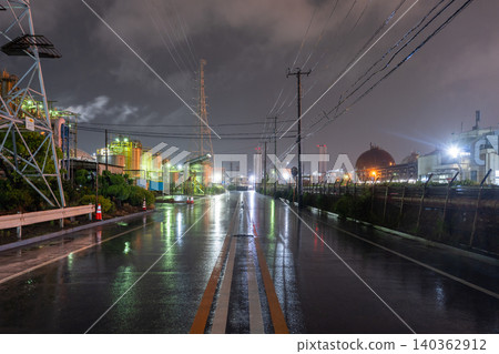 Factory night view in Ukishima-cho, Kawasaki City, in the rain Factory night view in Ukishima-cho, Kawasaki City, in the rain 140362912
