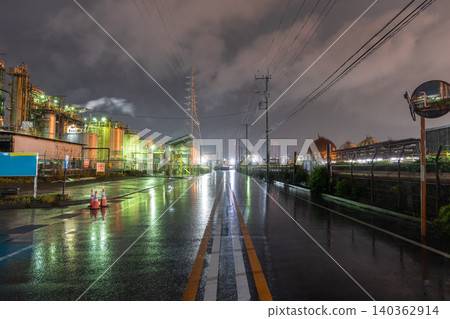 Factory night view in Ukishima-cho, Kawasaki City, in the rain 140362914