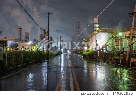 Factory night view in Ukishima-cho, Kawasaki City, in the rain Factory night view in Ukishima-cho, Kawasaki City, in the rain 140362950