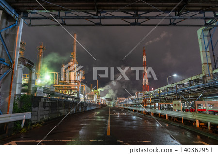 Factory night view in Ukishima-cho, Kawasaki City, in the rain Factory night view in Ukishima-cho, Kawasaki City, in the rain 140362951