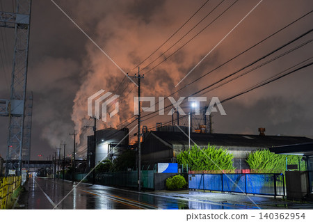 Factory night view in Ukishima-cho, Kawasaki City, in the rain Factory night view in Ukishima-cho, Kawasaki City, in the rain 140362954