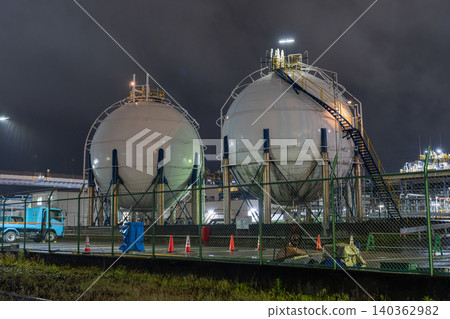 Spherical tanks and factory night view in Ukishima-cho, Kawasaki City Spherical tanks and factory night view in Ukishima-cho, Kawasaki City 140362982
