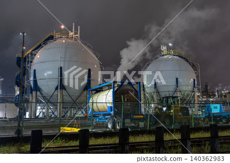 川崎市浮島町的球形儲槽與工廠夜景 140362983