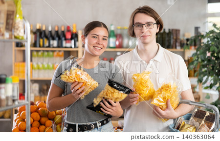 opts for chips and crunchy mixes 140363064