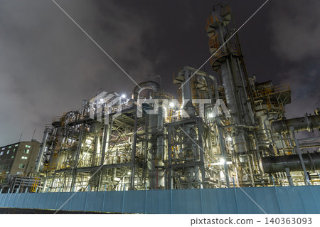 Factory night view in Chidori-cho, Kawasaki City in the rain 140363093