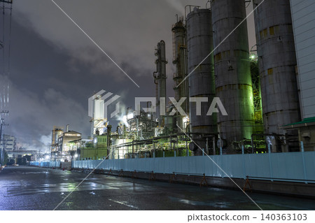Factory night view in Chidori-cho, Kawasaki City in the rain Factory night view in Chidori-cho, Kawasaki City in the rain 140363103