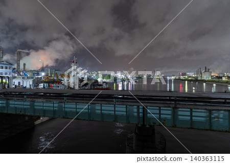 雨中的川崎市千鳥町工廠夜景 雨中的川崎市千鳥町工廠夜景 140363115
