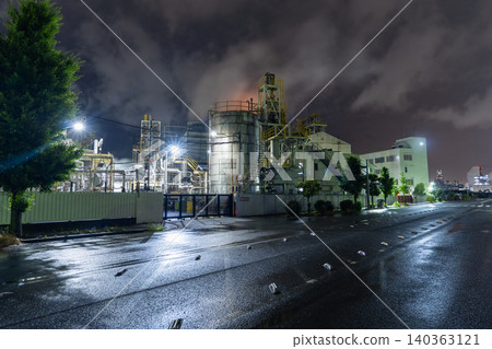 Factory night view in Chidori-cho, Kawasaki City in the rain Factory night view in Chidori-cho, Kawasaki City in the rain 140363121