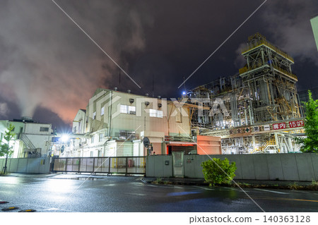Factory night view in Chidori-cho, Kawasaki City in the rain Factory night view in Chidori-cho, Kawasaki City in the rain 140363128