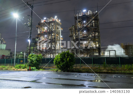 Factory night view in Chidori-cho, Kawasaki City in the rain Factory night view in Chidori-cho, Kawasaki City in the rain 140363130