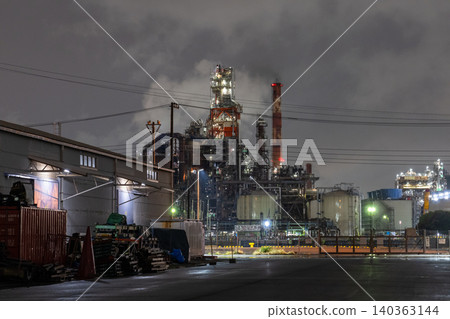 Factory night view in Chidori-cho, Kawasaki City in the rain 140363144
