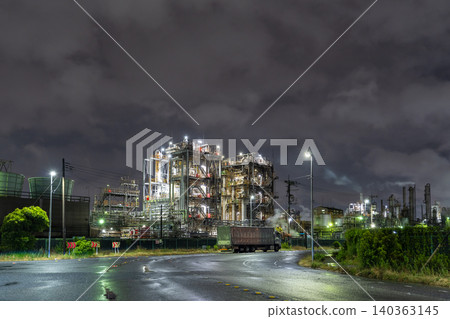Factory night view in Chidori-cho, Kawasaki City in the rain Factory night view in Chidori-cho, Kawasaki City in the rain 140363145