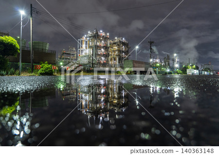Factory night view in Chidori-cho, Kawasaki City in the rain Factory night view in Chidori-cho, Kawasaki City in the rain 140363148