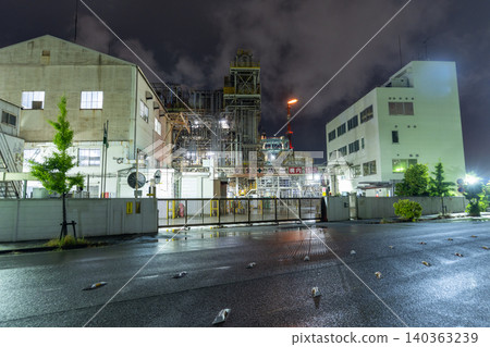 Factory night view in Chidori-cho, Kawasaki City, in the rain 140363239