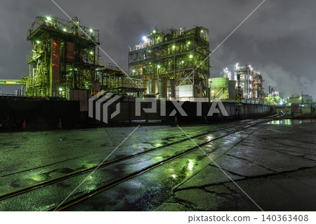 Factory night view in Chidori-cho, Kawasaki City in the rain 140363408