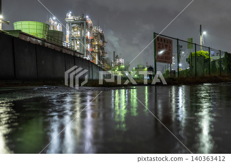 Factory night view in Chidori-cho, Kawasaki City in the rain 140363412
