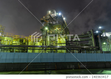 Factory night view in Chidori-cho, Kawasaki City in the rain 140363417